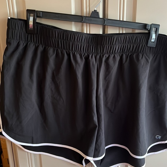 GapFit Black athletic shorts - Picture 2 of 6